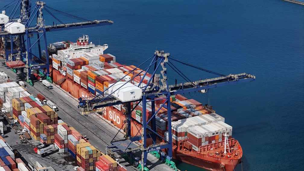 Porto brasileiro com operação logística integrada e movimentação de cargas.